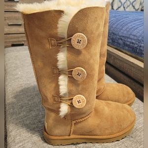UGG triplet bailey button size 8